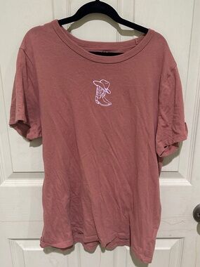 GAP Short Sleeve Tee in Dusty Rose with White Cowboy Boot Graphic